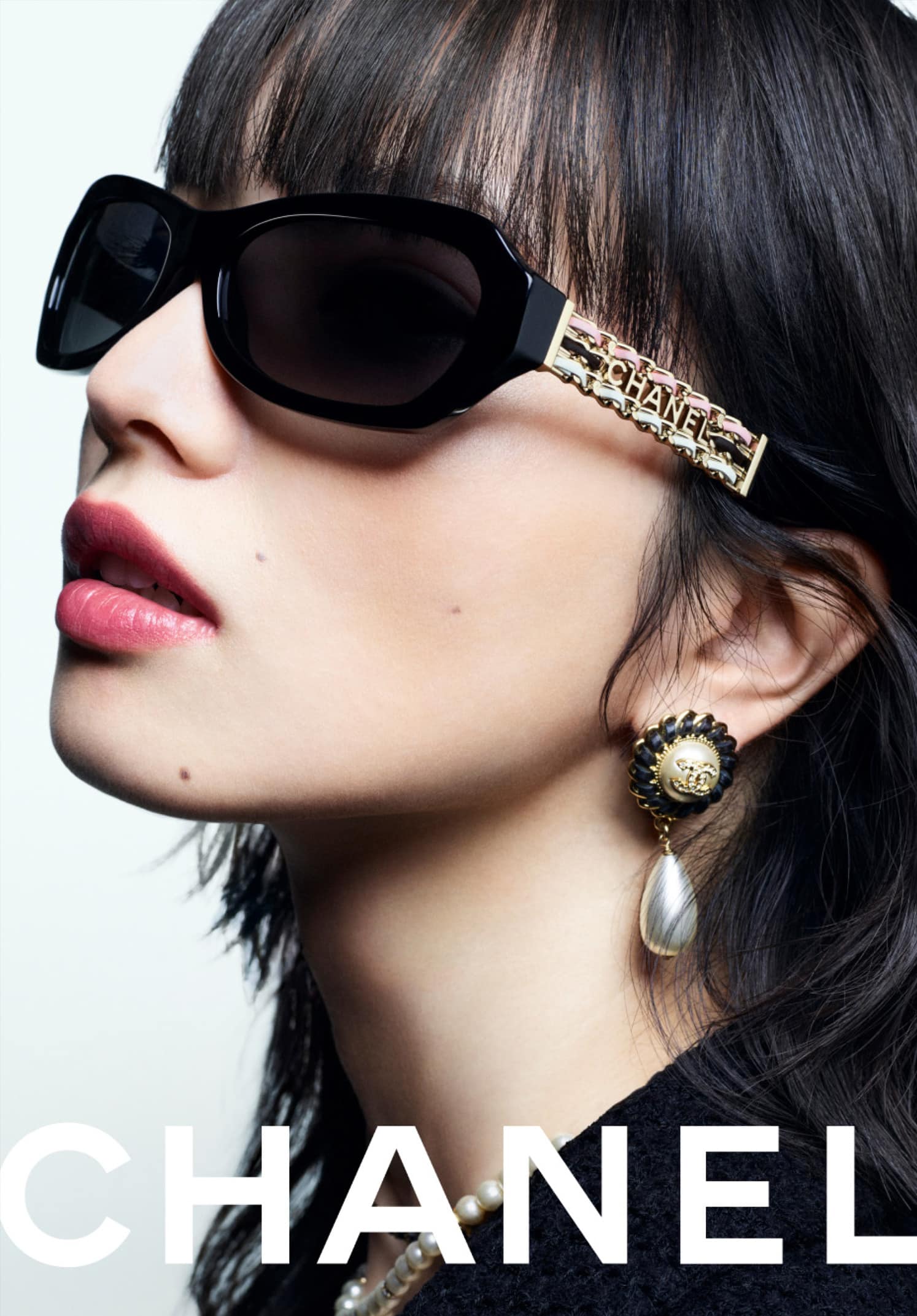 Frau mit Chanel Brille