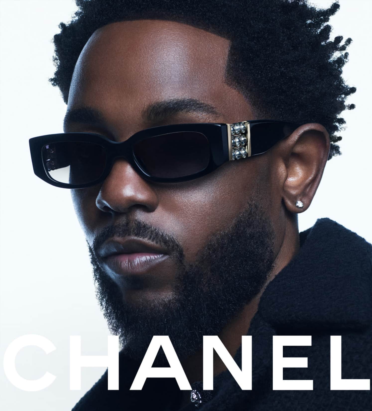 Mann mit Chanel Brille