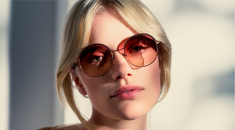 Frau mit Coblens Brille