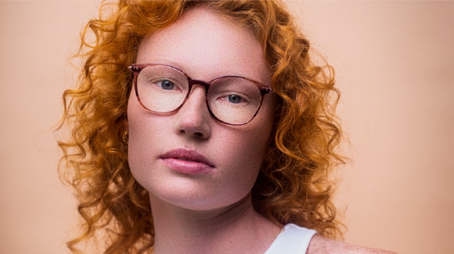 Frau mit Coblens Brille