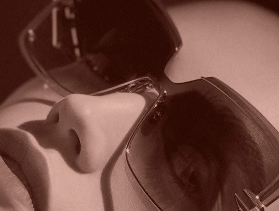 Frau mit Dita Sonnenbrille