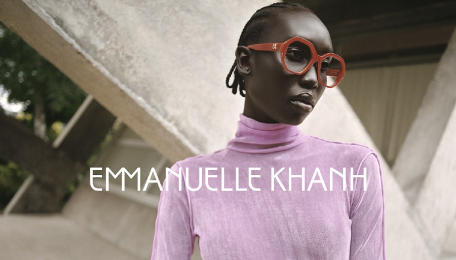 Frau mit Emmanuelle Khanh Brille