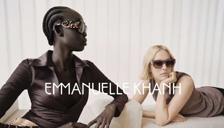 Frau mit Emmanuelle Khanh Brille