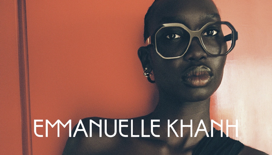 Frau mit Emmanuelle Khanh Brille