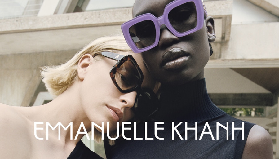 Frau mit Emmanuelle Khanh Brille