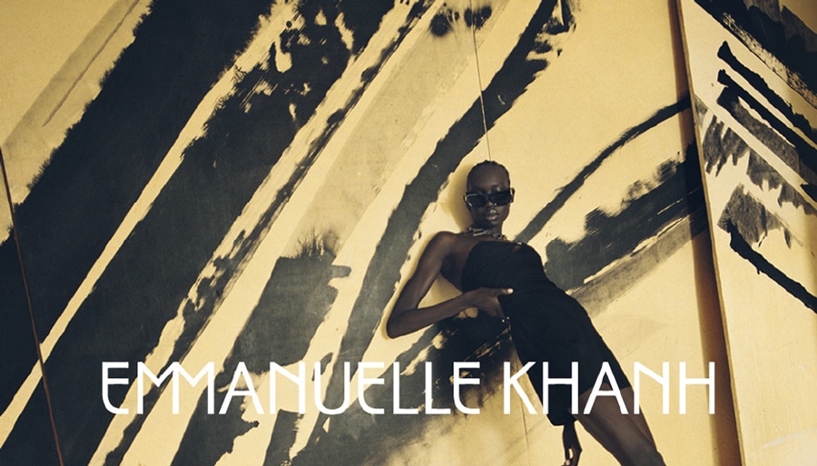 Frau mit Emmanuelle Khanh Brille