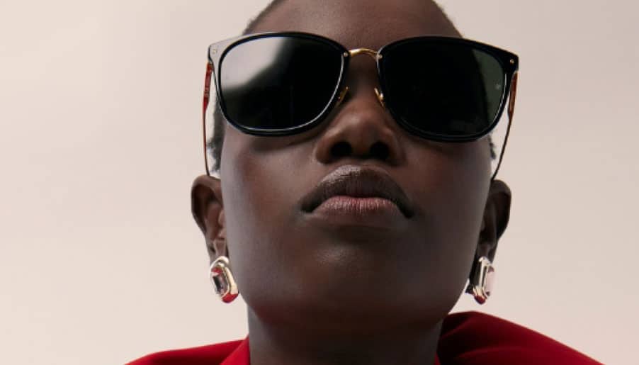 Frau mit Linda Farrow Brille