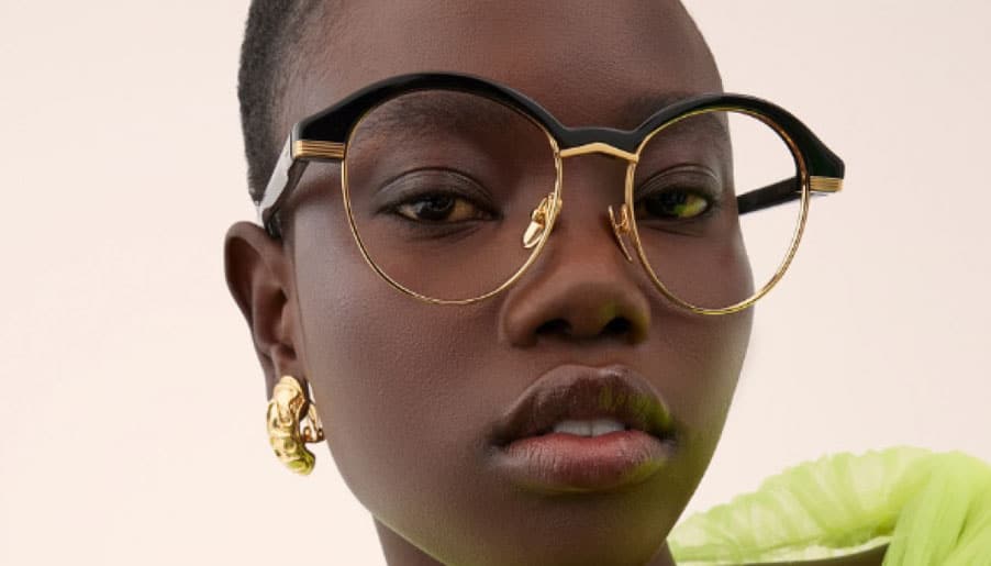 Frau mit Linda Farrow Brille