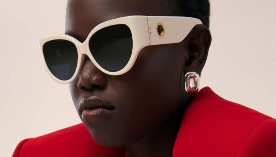 Frau mit Linda Farrow Brille