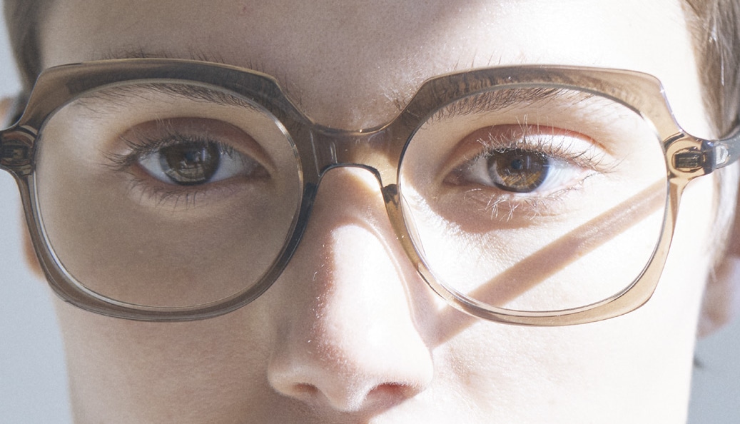 Mann mit Yellows Plus Brille